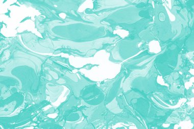 Beyaz suluboya arka planda renkli mermer mürekkep kağıdı dokusu. Kaotik soyut organik tasarım. Banyo bombası dalgaları.