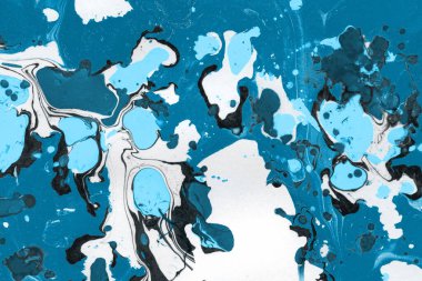 Beyaz suluboya arka planda renkli mermer mürekkep kağıdı dokusu. Kaotik soyut organik tasarım. Banyo bombası dalgaları.