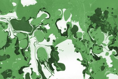 Beyaz suluboya arka planda renkli mermer mürekkep kağıdı dokusu. Kaotik soyut organik tasarım. Banyo bombası dalgaları.