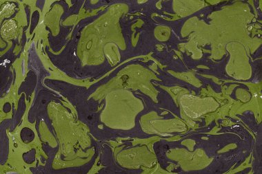 Beyaz suluboya arka planda renkli mermer mürekkep kağıdı dokusu. Kaotik soyut organik tasarım. Banyo bombası dalgaları.