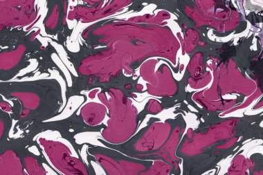 Beyaz suluboya arka planda renkli mermer mürekkep kağıdı dokusu. Kaotik soyut organik tasarım. Banyo bombası dalgaları.