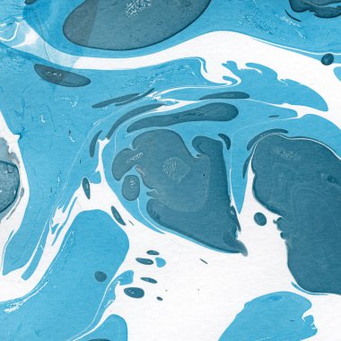 Beyaz suluboya arka planda renkli mermer mürekkep kağıdı dokusu. Kaotik soyut organik tasarım. Banyo bombası dalgaları.