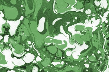 Beyaz suluboya arka planda renkli mermer mürekkep kağıdı dokusu. Kaotik soyut organik tasarım. Banyo bombası dalgaları.