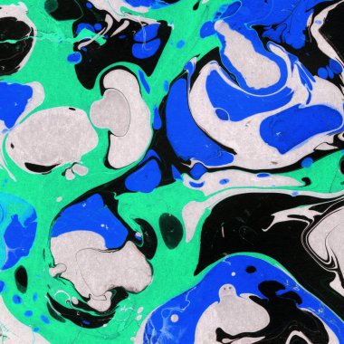 Beyaz suluboya arka planda renkli mermer mürekkep kağıdı dokusu. Kaotik soyut organik tasarım. Banyo bombası dalgaları.