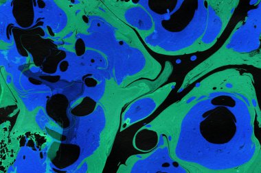 Beyaz suluboya arka planda renkli mermer mürekkep kağıdı dokusu. Kaotik soyut organik tasarım. Banyo bombası dalgaları.