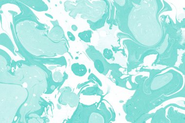 Beyaz suluboya arka planda renkli mermer mürekkep kağıdı dokusu. Kaotik soyut organik tasarım. Banyo bombası dalgaları.