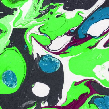 Beyaz suluboya arka planda renkli mermer mürekkep kağıdı dokusu. Kaotik soyut organik tasarım. Banyo bombası dalgaları.