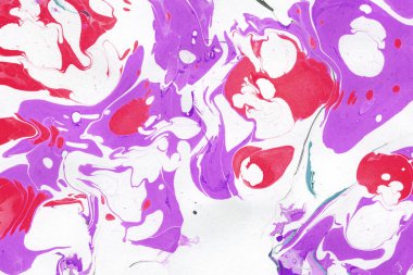 Beyaz suluboya arka planda renkli mermer mürekkep kağıdı dokusu. Kaotik soyut organik tasarım. Banyo bombası dalgaları.