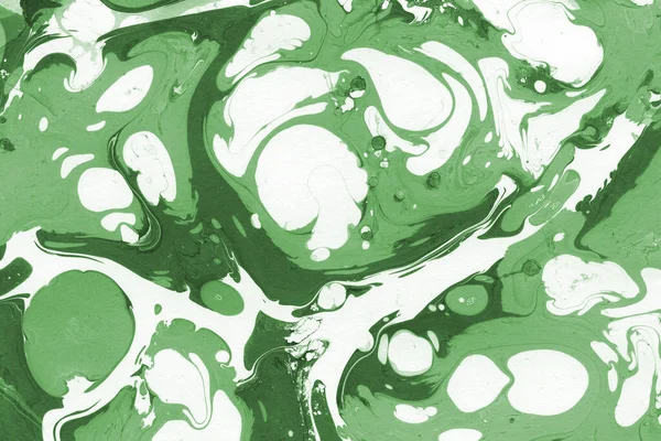 Beyaz suluboya arka planda renkli mermer mürekkep kağıdı dokusu. Kaotik soyut organik tasarım. Banyo bombası dalgaları.