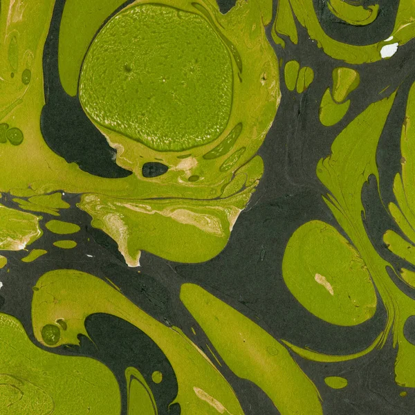 Beyaz suluboya arka planda renkli mermer mürekkep kağıdı dokusu. Kaotik soyut organik tasarım. Banyo bombası dalgaları.