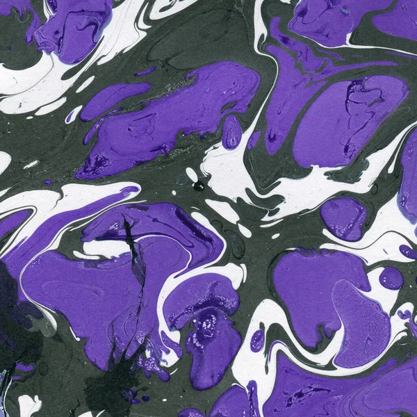 Beyaz suluboya arka planda renkli mermer mürekkep kağıdı dokusu. Kaotik soyut organik tasarım. Banyo bombası dalgaları.