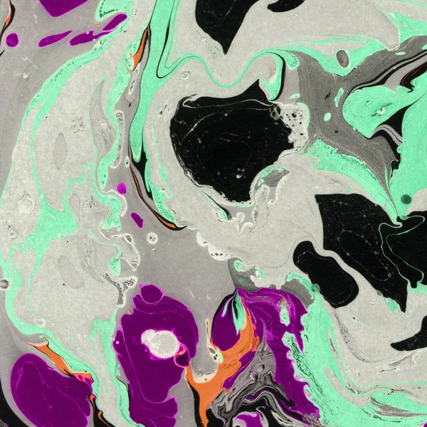 Beyaz suluboya arka planda renkli mermer mürekkep kağıdı dokusu. Kaotik soyut organik tasarım. Banyo bombası dalgaları.