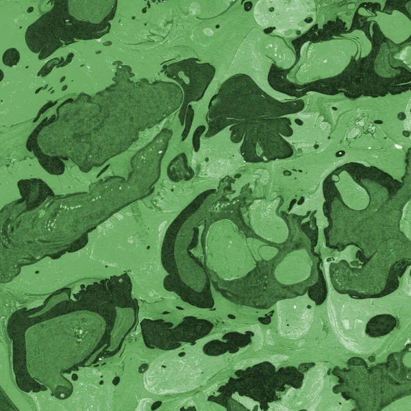 Beyaz suluboya arka planda renkli mermer mürekkep kağıdı dokusu. Kaotik soyut organik tasarım. Banyo bombası dalgaları.