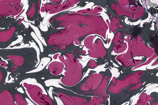 Beyaz suluboya arka planda renkli mermer mürekkep kağıdı dokusu. Kaotik soyut organik tasarım. Banyo bombası dalgaları.