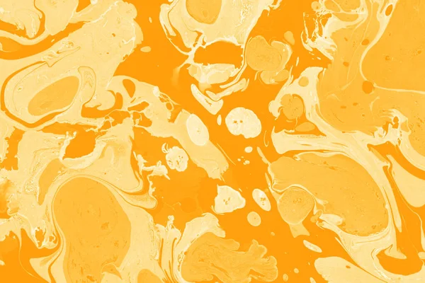 Beyaz suluboya arka planda renkli mermer mürekkep kağıdı dokusu. Kaotik soyut organik tasarım. Banyo bombası dalgaları.