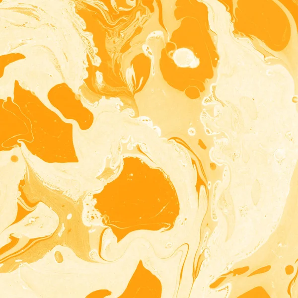 Beyaz suluboya arka planda renkli mermer mürekkep kağıdı dokusu. Kaotik soyut organik tasarım. Banyo bombası dalgaları.