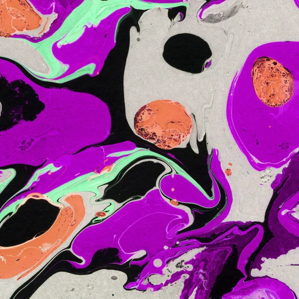 Beyaz suluboya arka planda renkli mermer mürekkep kağıdı dokusu. Kaotik soyut organik tasarım. Banyo bombası dalgaları.