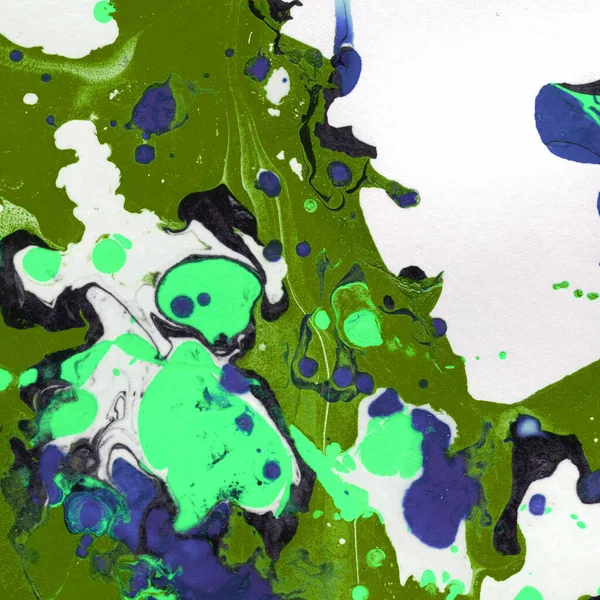 Beyaz suluboya arka planda renkli mermer mürekkep kağıdı dokusu. Kaotik soyut organik tasarım. Banyo bombası dalgaları.