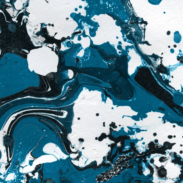 Beyaz suluboya arka planda renkli mermer mürekkep kağıdı dokusu. Kaotik soyut organik tasarım. Banyo bombası dalgaları.