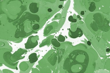 Beyaz suluboya arka planda renkli mermer mürekkep kağıdı dokusu. Kaotik soyut organik tasarım. Banyo bombası dalgaları.