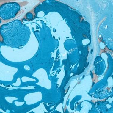 Beyaz suluboya arka planda renkli mermer mürekkep kağıdı dokusu. Kaotik soyut organik tasarım. Banyo bombası dalgaları.