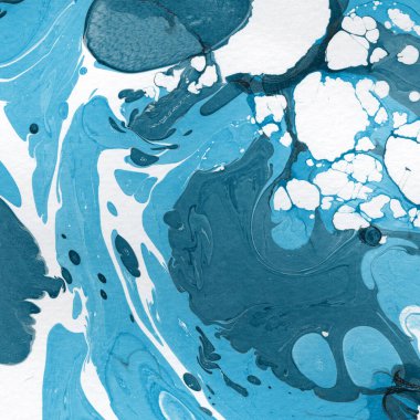 Beyaz suluboya arka planda renkli mermer mürekkep kağıdı dokusu. Kaotik soyut organik tasarım. Banyo bombası dalgaları.