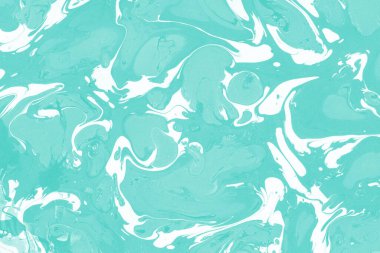 Beyaz suluboya arka planda renkli mermer mürekkep kağıdı dokusu. Kaotik soyut organik tasarım. Banyo bombası dalgaları.
