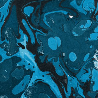 Beyaz suluboya arka planda renkli mermer mürekkep kağıdı dokusu. Kaotik soyut organik tasarım. Banyo bombası dalgaları.