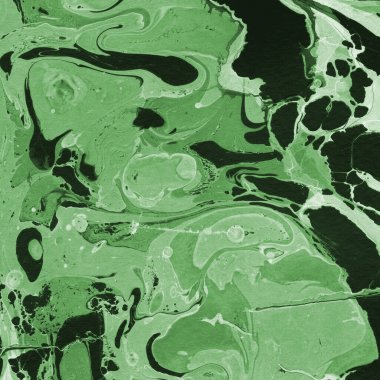 Beyaz suluboya arka planda renkli mermer mürekkep kağıdı dokusu. Kaotik soyut organik tasarım. Banyo bombası dalgaları.