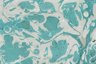 Beyaz suluboya arka planda renkli mermer mürekkep kağıdı dokusu. Kaotik soyut organik tasarım. Banyo bombası dalgaları.