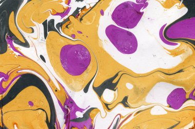 Beyaz suluboya arka planda renkli mermer mürekkep kağıdı dokusu. Kaotik soyut organik tasarım. Banyo bombası dalgaları.