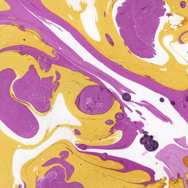 Beyaz suluboya arka planda renkli mermer mürekkep kağıdı dokusu. Kaotik soyut organik tasarım. Banyo bombası dalgaları.