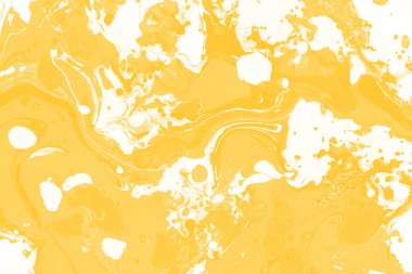 Sarı mermer arkaplan boya sıçrama deseni ile