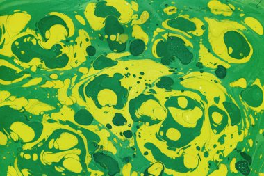 Beyaz suluboya arka planda renkli mermer mürekkep kağıdı dokusu. Kaotik soyut organik tasarım. Banyo bombası dalgaları.