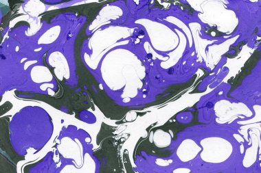 Beyaz suluboya arka planda renkli mermer mürekkep kağıdı dokusu. Kaotik soyut organik tasarım. Banyo bombası dalgaları.