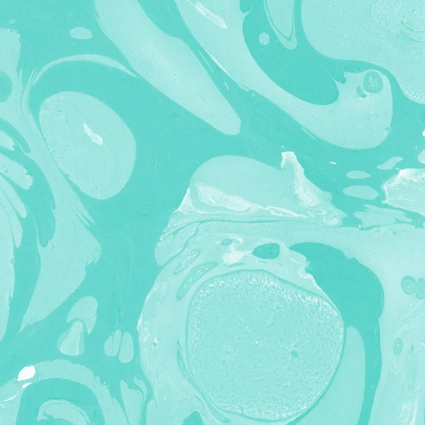 Beyaz suluboya arka planda renkli mermer mürekkep kağıdı dokusu. Kaotik soyut organik tasarım. Banyo bombası dalgaları.