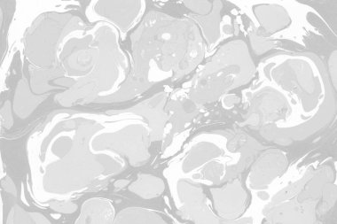 Gümüş rengi gri mermer arka planda boya lekeleri