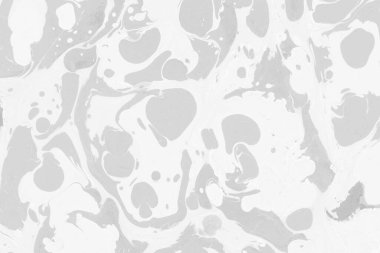 Gümüş rengi gri mermer arka planda boya lekeleri