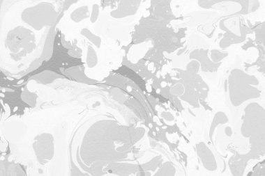 Gümüş rengi gri mermer arka planda boya lekeleri