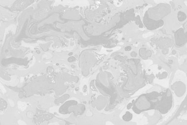 Gümüş rengi gri mermer arka planda boya lekeleri