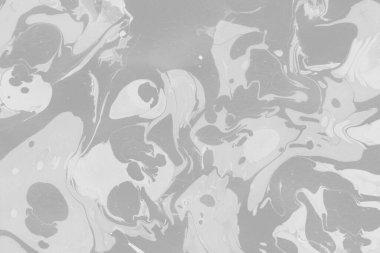 Gümüş rengi gri mermer arka planda boya lekeleri