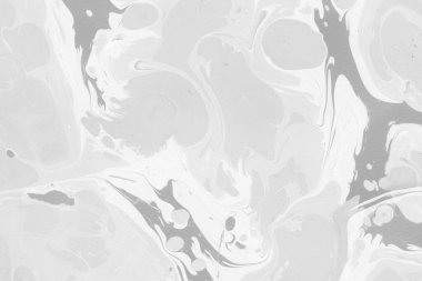 Gümüş rengi gri mermer arka planda boya lekeleri