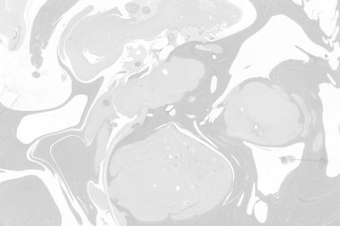 Gümüş rengi gri mermer arka planda boya lekeleri