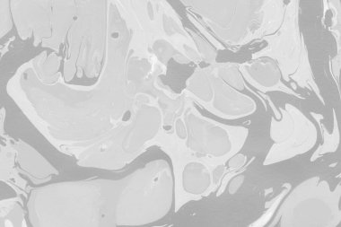 Gümüş rengi gri mermer arka planda boya lekeleri