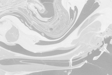 Gümüş rengi gri mermer arka planda boya lekeleri