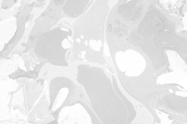 Gümüş rengi gri mermer arka planda boya lekeleri