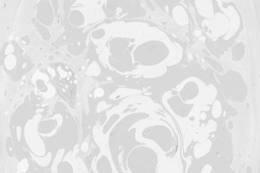 Gümüş rengi gri mermer arka planda boya lekeleri