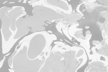 Gümüş rengi gri mermer arka planda boya lekeleri