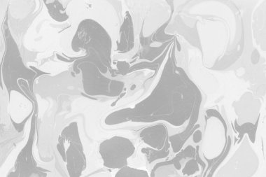 Gümüş rengi gri mermer arka planda boya lekeleri