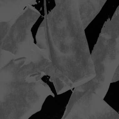 Dağlarda bir kadının siyah beyaz görüntüsü